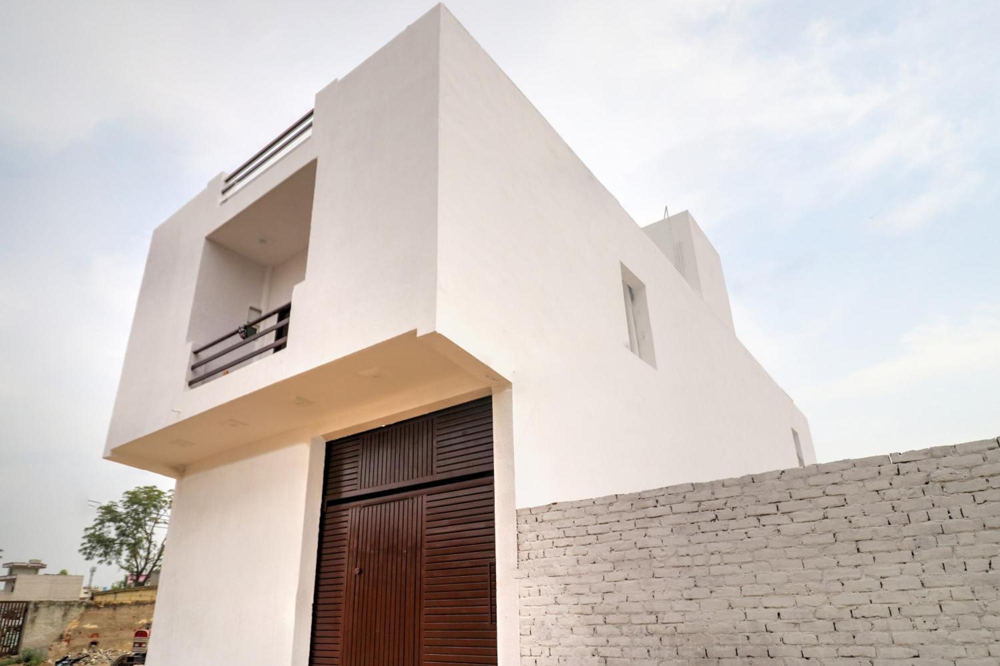 Hotel O 71370 White House Garhi Harsaru Exterior photo